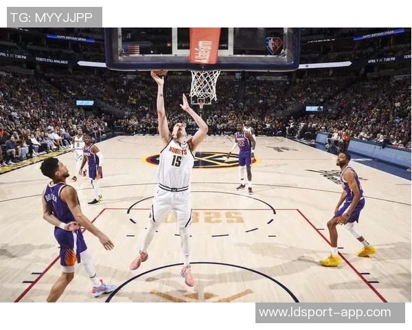 文班低位强攻遭布克防守犯规本场第4次犯规引发争议