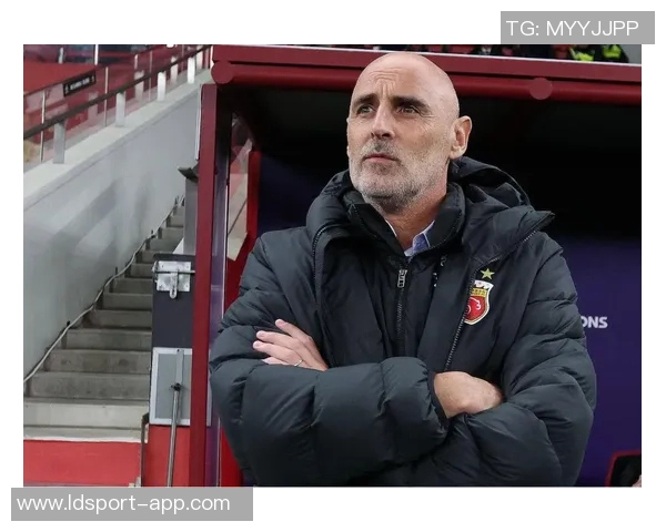 海港新闻官分享球队全家福穆斯卡特居中六名外援齐聚一堂