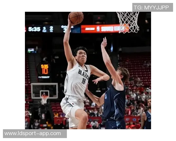 美记分析杨瀚森在小阵容中的局限性与对抗高大内线的潜在策略